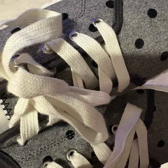 Kids Gray Polka Dot Sneaker sze 8 - Picture 8 of 8